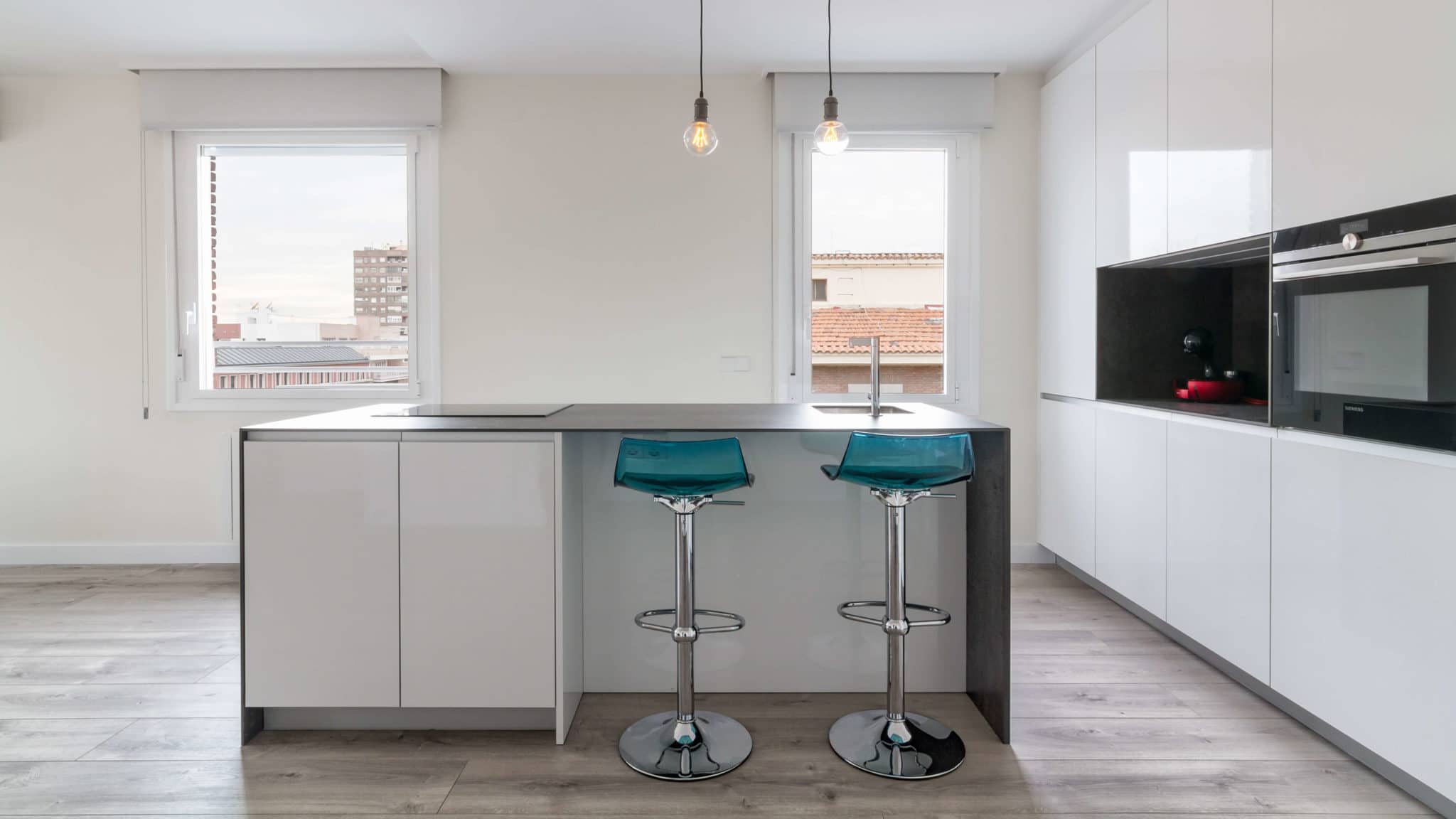 Muebles en paralelo en cocinas alargadas para ganar espacio de almacenaje