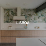 Cocina con isla blanca y madera