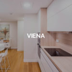 Cocina con península en blanco y madera