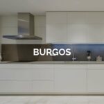 Cocina lineal blanca y beige