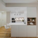 Cocina con península en blanco y madera